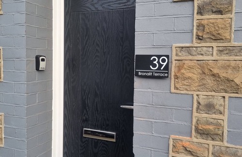 Abercwmboi Haus | Well designed house - Bronallt Luxury sleeps 6