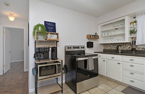 Springfield Haus | Well-stocked and Close to it all!