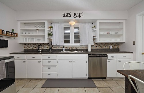 Springfield Haus | Well-stocked and Close to it all!