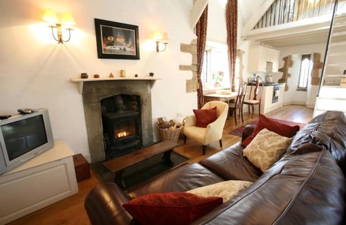 Mathern Sonstige | Welsh Gatehouse: Historical Castle with EV Charger