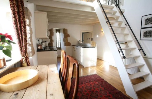 Mathern Sonstige | Welsh Gatehouse: Historical Castle with EV Charger