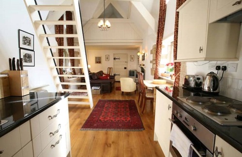 Mathern Sonstige | Welsh Gatehouse: Historical Castle with EV Charger