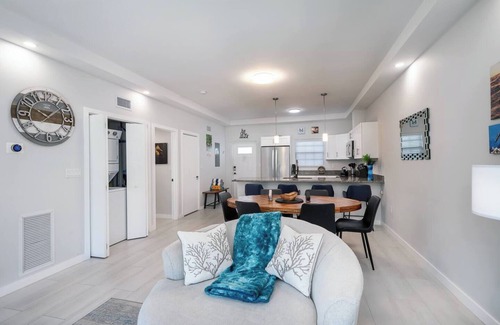 Northwest Point Wohnung | West Bay Oasis: 2BR Condo w/Pool