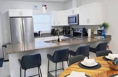 Northwest Point Wohnung | West Bay Oasis: 2BR Condo w/Pool