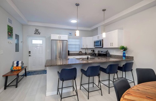 Northwest Point Wohnung | West Bay Oasis: 2BR Condo w/Pool