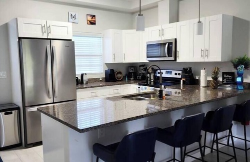 Northwest Point Wohnung | West Bay Oasis: 2BR Condo w/Pool