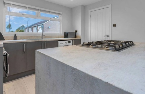 Whitburn Haus | West Lothian 5 Beds + car space