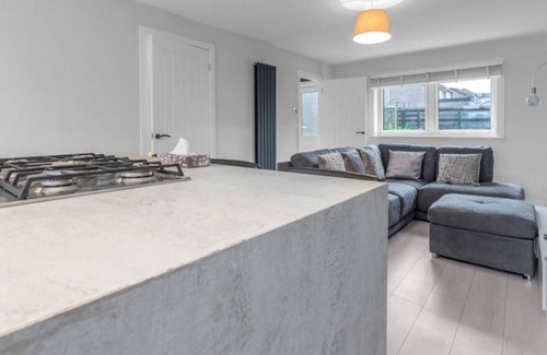 Whitburn Haus | West Lothian 5 Beds + car space