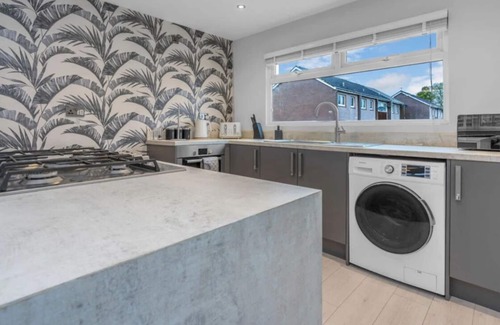 Whitburn Haus | West Lothian 5 Beds + car space