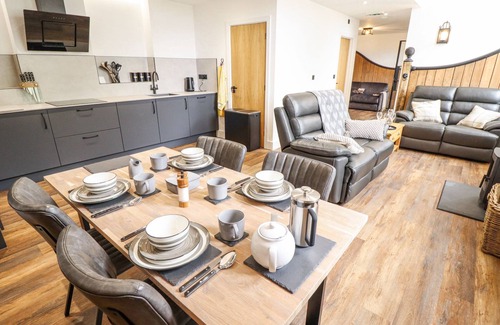 Retford Hütte | WEST STABLE, character holiday cottage, with open fire in Retford