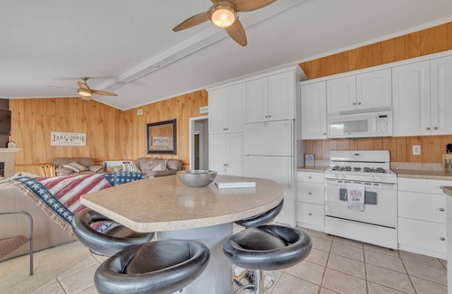 Harrison Haus | Wet Feet Retreat: Your Perfect Summer Escape – Book Now for Lakeside Bliss!