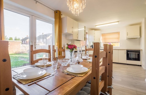 Luton Haus | Wetherne House w/Parking & Self Checkin near L&D Hospital, Cul De Sac