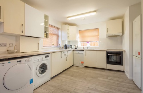 Luton Haus | Wetherne House w/Parking & Self Checkin near L&D Hospital, Cul De Sac