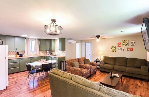 Point Clark Hütte | Wexford Cottage A Nostalgic Getaway in Point Clark