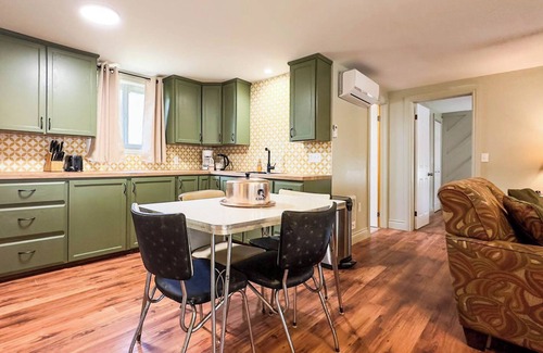 Point Clark Hütte | Wexford Cottage A Nostalgic Getaway in Point Clark