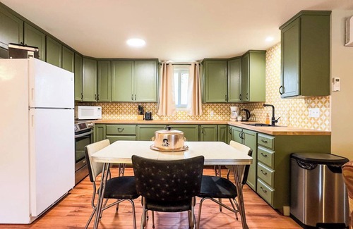 Point Clark Hütte | Wexford Cottage A Nostalgic Getaway in Point Clark