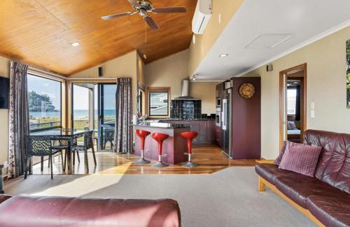 Whangamata Haus | Whanga Bar Surf Views - Whangamata Holiday Home