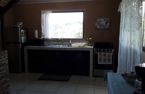 Grecia Haus | What A Retreat! In a pleasant neighborhood in the beautiful hills above Grecia.