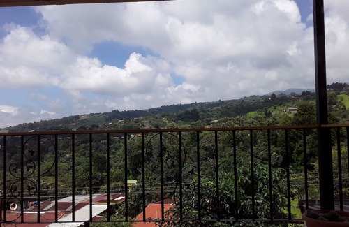 Grecia Haus | What A Retreat! In a pleasant neighborhood in the beautiful hills above Grecia.