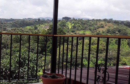 Grecia Haus | What A Retreat! In a pleasant neighborhood in the beautiful hills above Grecia.