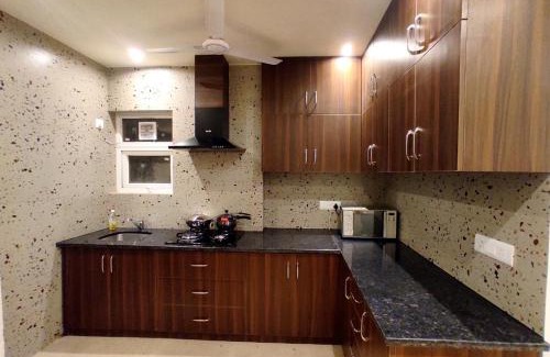 Sector 51 Wohnung | When In Gurgaon - ARTEMIS HOSPITAL 1 Min Walk, FORTIS & MEDANTA 4 Mins Drive