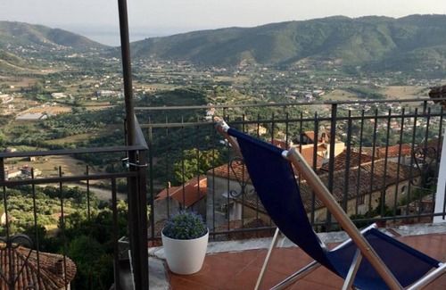 Castellabate Historic Centre Wohnung | While Attic in a medioeval town above the coast with breath taking view