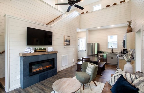 Sevierville Kabine | Whispering Pine w/ Lake Access, Hot Tub, Foosball!