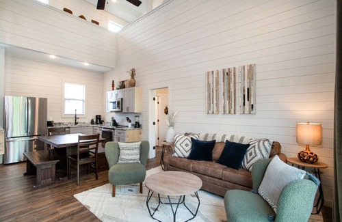 Sevierville Kabine | Whispering Pine w/ Lake Access, Hot Tub, Foosball!