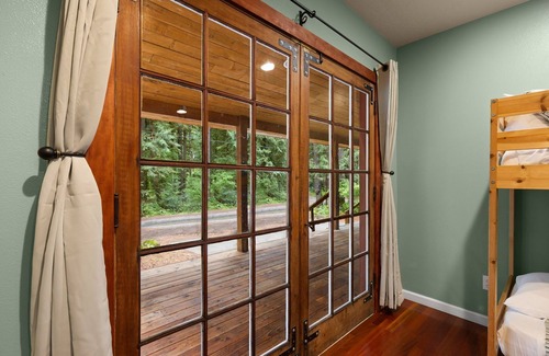 Zigzag Haus | Whispering Pines - Enjoy a hot tub retreat | Near Mt. Hood | Pet-friendly