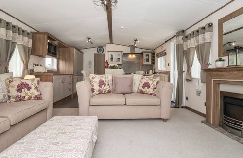 Cayton Bay Hütte | WHISPERING WILLOWS, pet friendly, with a garden in Cayton Bay