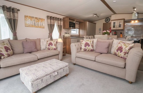 Cayton Bay Hütte | WHISPERING WILLOWS, pet friendly, with a garden in Cayton Bay