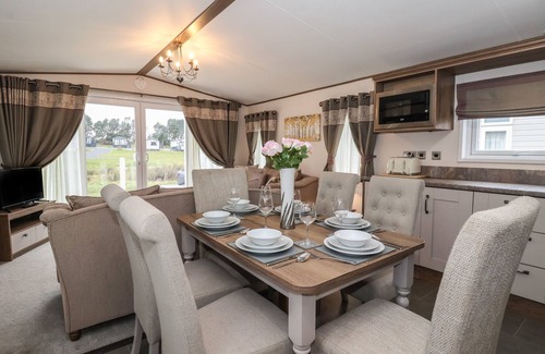 Cayton Bay Hütte | WHISPERING WILLOWS, pet friendly, with a garden in Cayton Bay