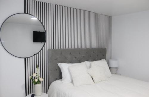 Oldham Haus | White Cozy Roomzzz