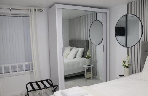 Oldham Haus | White Cozy Roomzzz