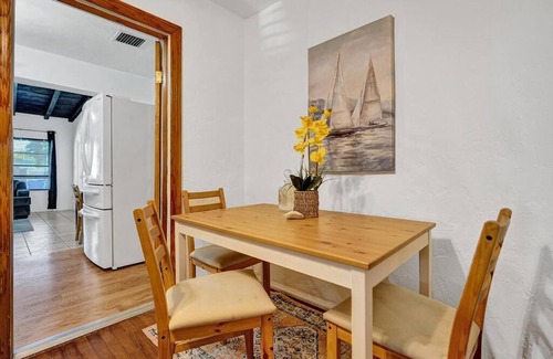 North Central Hollywood Bed & Breakfast | White House Hotel Hollywood