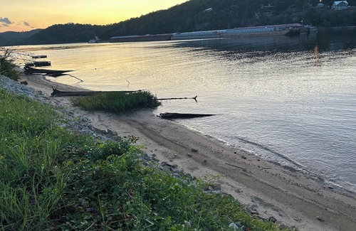 Flatwoods Wohnmobilvermietung | White Oak Landing RV, Charming river side gated RV park Near historic Clifton TN