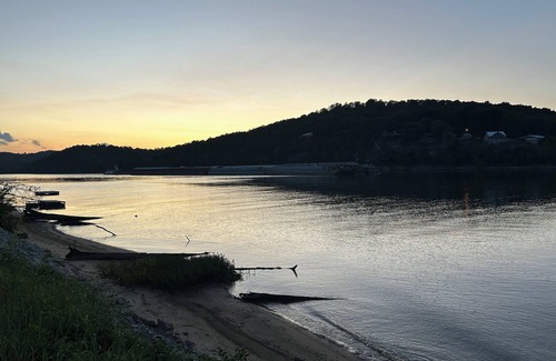 Flatwoods Wohnmobilvermietung | White Oak Landing RV, Charming river side gated RV park Near historic Clifton TN