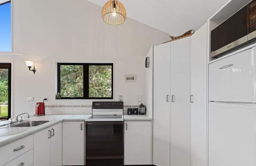 Waiotahi Haus | White Tui - Ohiwa Beach Bach