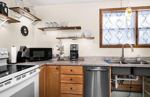 Billings Park Haus | Whitehouse Retreat Suite | Near River & Duluth