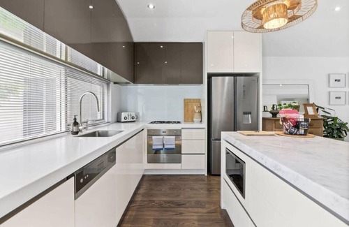 Torquay Wohnung | Whitewash Beachfront Apartment on The Esplanade