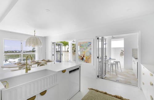 Eimeo Haus | WhitsunStays - The Cyclades 3br, 2bth, Pool, AC Throughout