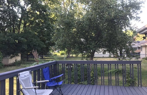 East Bloomington Haus | Whole home with spacious kitchen cozy fireplace by airport mall of American