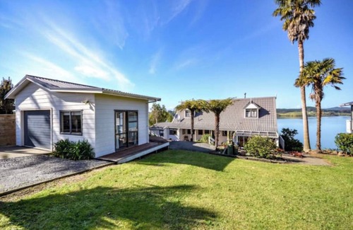 Kerikeri Haus | Whole House with KerKeri inlet views, fisherman's paradise