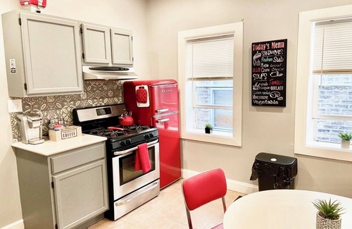 Noble Square Wohnung | Wicker Park 2Bdrm Near Downtown & Salt Shed Weekend Special 219.00 Sept 8-10