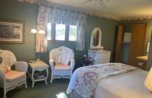 Baraboo Resort | Wicker Room near Devils lake and Wisconsin Dells