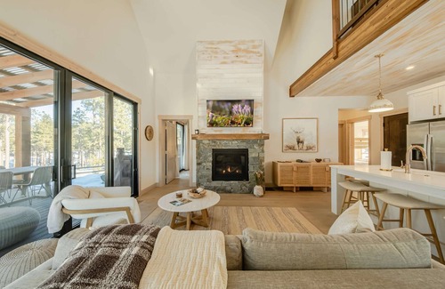 Eureka Haus | Wilderness Club Nest – Modern Cabin Retreat for 9 w/ Hot Tub