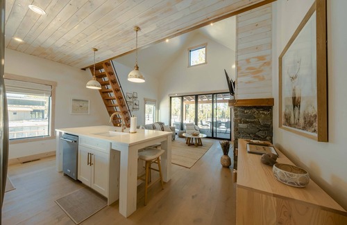 Eureka Haus | Wilderness Club Nest – Modern Cabin Retreat for 9 w/ Hot Tub