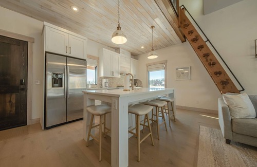 Eureka Haus | Wilderness Club Nest – Modern Cabin Retreat for 9 w/ Hot Tub