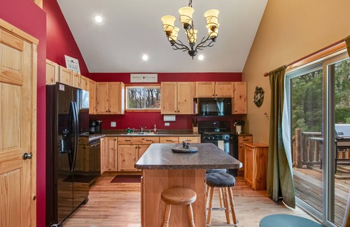 Nekoosa Kabine | Wilderness retreat near the lake with firepit, grill, large deck - dog friendly