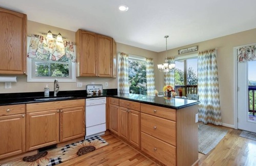 Boomer Kabine | Wilkes County Western NC 3br Cottage with Hot Tub, No Cleaning Fee!